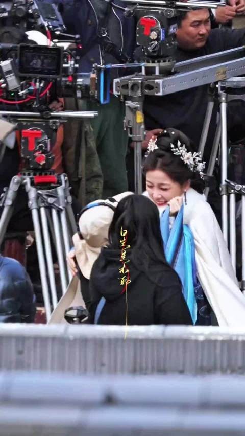 虞书欣一把抱住女导演！ 跑过来好大一只北极巨兔！好可爱啊哈哈哈哈