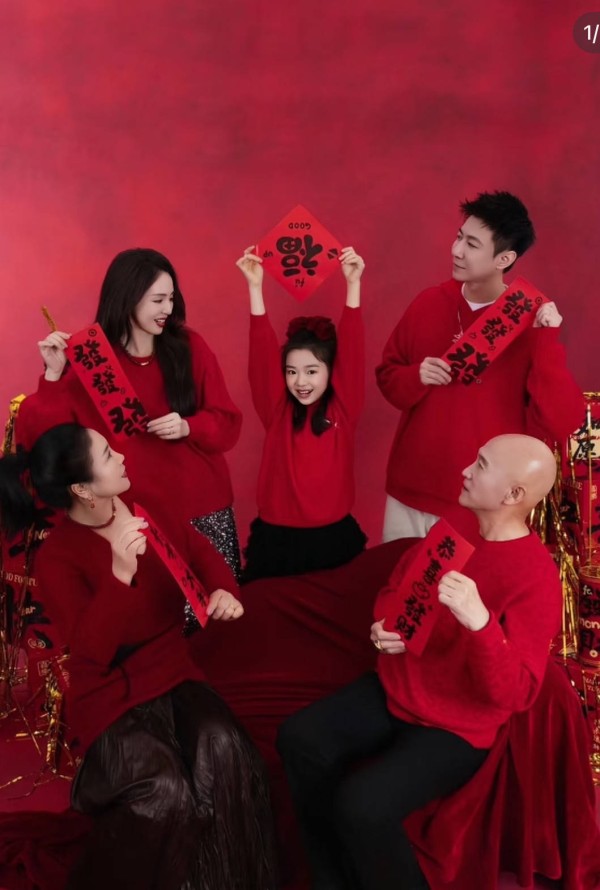 董璇夫妇回婆家探亲，陪亲友抱小孩不像新媳妇，外婆激动的流眼泪