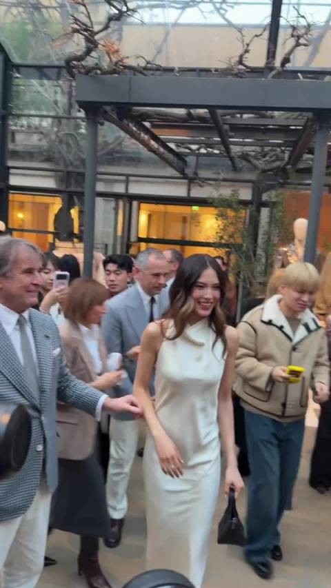 谷爱凌亮相引时尚泰斗激动，20岁展现自信权威