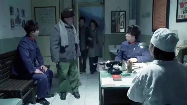 男子掏枪吓寡妇,老首长霸气撑腰:打听打听我是谁