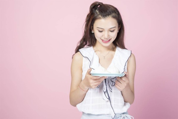 已婚女人默许你触碰此处,就是想和你关系越界了,要小心