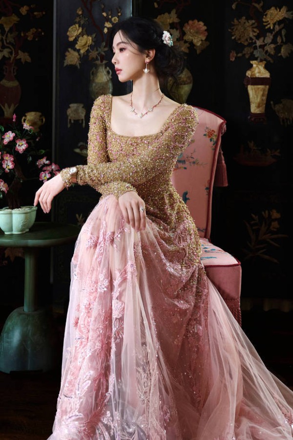 搜狐娱乐讯 2月26日,刘诗诗公开一组最新活动照,照片里的她穿鎏金长裙身材窈窕,头戴非遗绒花优雅动人。