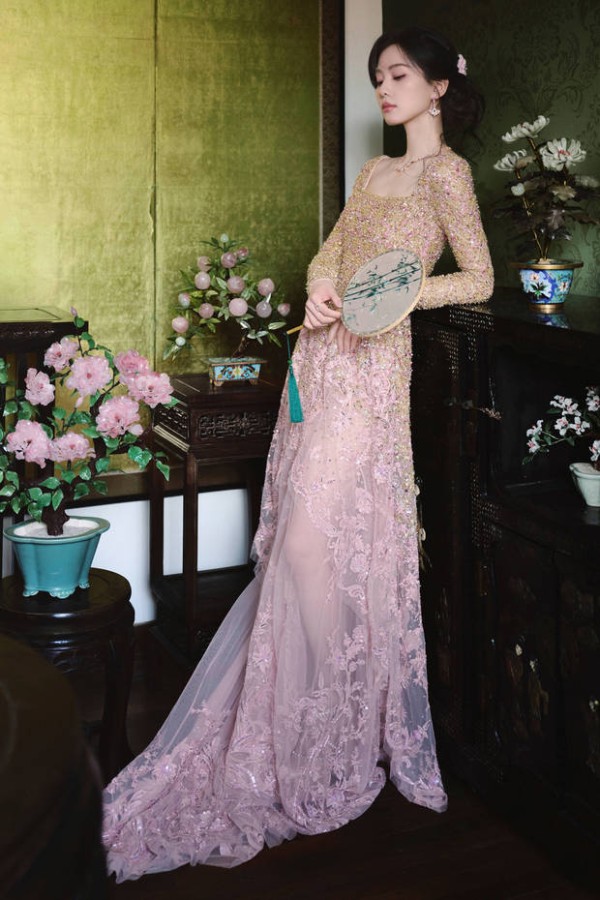 刘诗诗手拿团扇,气质如兰。