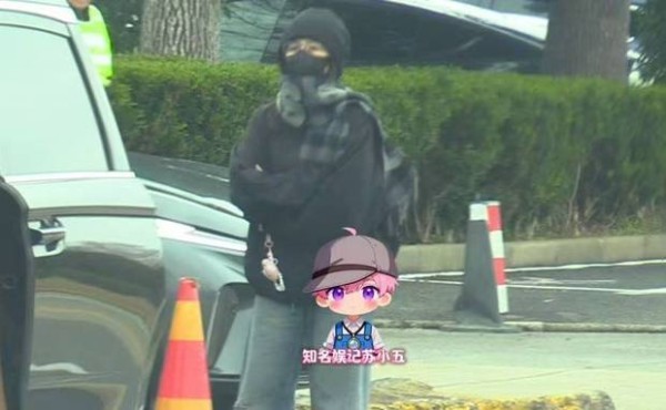 白鹿抱臂站路边,想抓私生对峙。