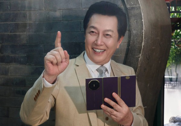 唐国强现身短剧开机仪式 现场即兴作打油诗获掌声