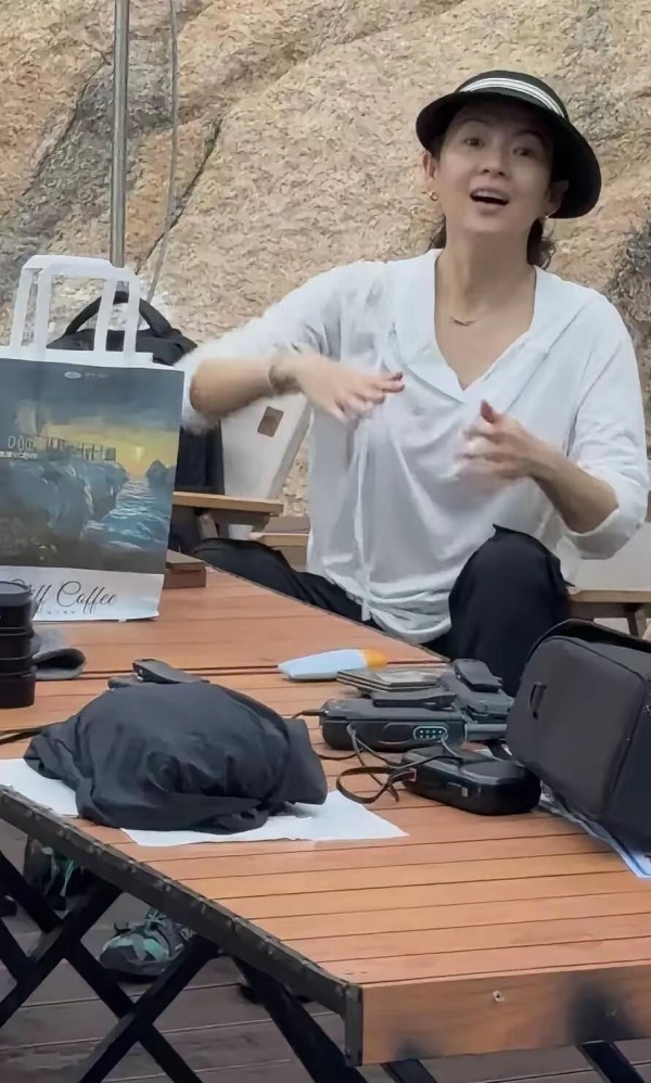 章子怡被路人偶遇拍近照,纯素颜出镜超真实,尽显亲和一面