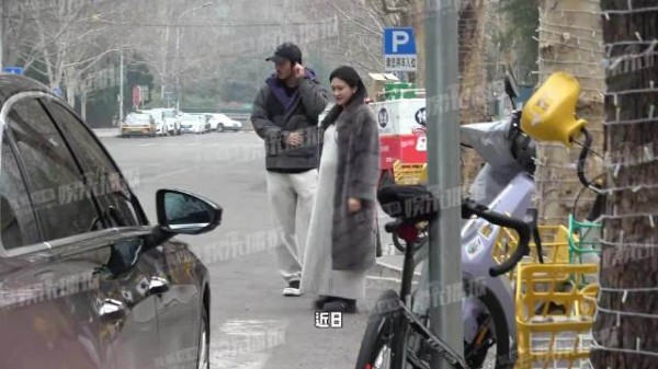 陈冰挺孕肚与陈牧驰悠闲逛街