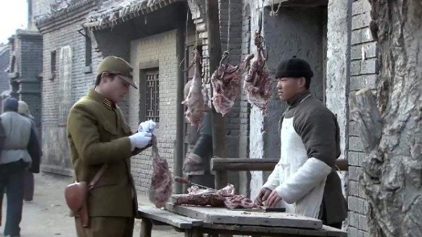 鬼子买肉不给钱,不料下秒拿命还,真是太解气了