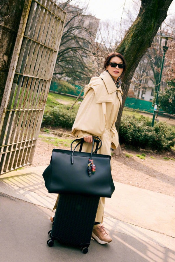 舒淇穿卡其色风衣时尚明媚 漫步街头随性自信