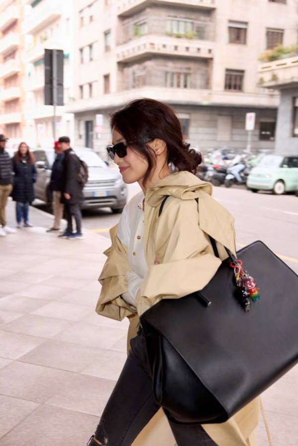 舒淇迈步街头，墨镜遮面酷感足。