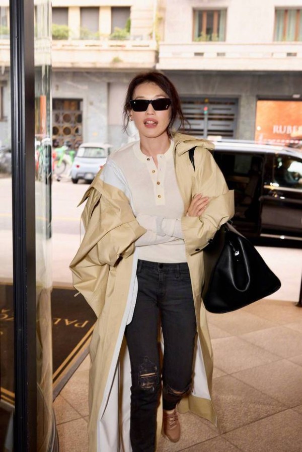 舒淇穿破洞裤显酷感。