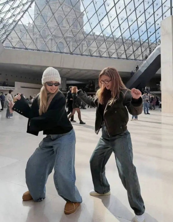 阿Sa容祖儿在卢浮宫跳舞 尽情玩耍表情可爱