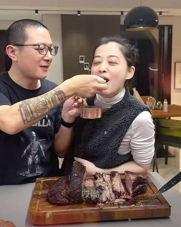 梅婷宴请刘琳到家做客!和老公互喂烤肉甜蜜恩爱