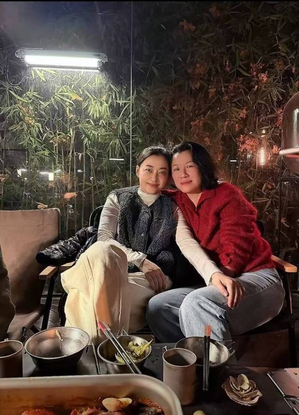 梅婷刘琳相互依偎,恬静幸福。