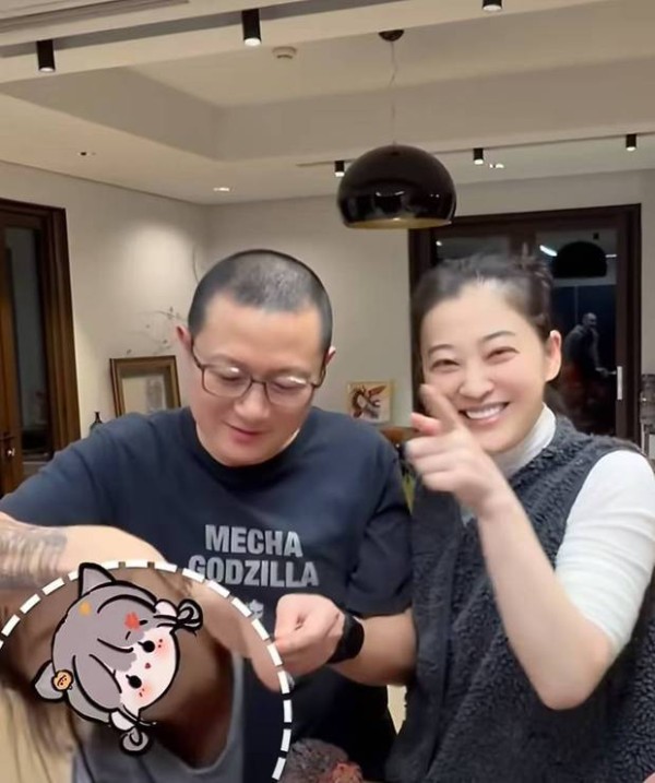 梅婷灿笑,与老公互动互动温馨亲昵。