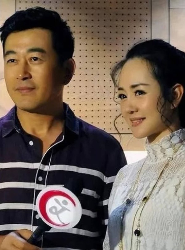 王志飞经超两家三亚过年，45岁小李琳穿粉裙甜美，王定涵像大妈