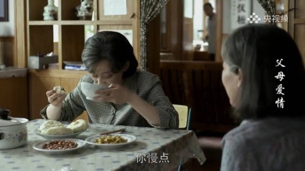 父母爱情：安杰在德华家狂吃包子，老丁小气鬼故意噎她，郭涛 梅婷