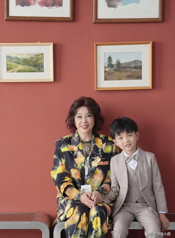 “刘晓庆”新剪了短发年轻35岁,穿西装+阔腿裤,美得像换了个人