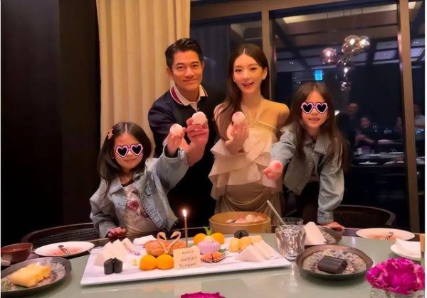 香港天王娇妻产下三胎近况曝光，高调晒满月重礼，囤金饰眼光毒辣