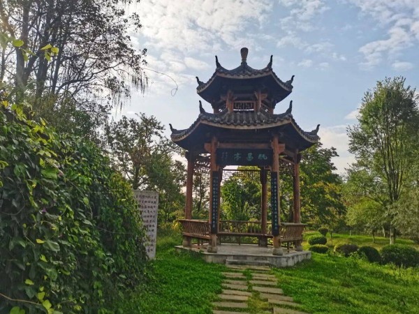 玩易亭楹联照古今