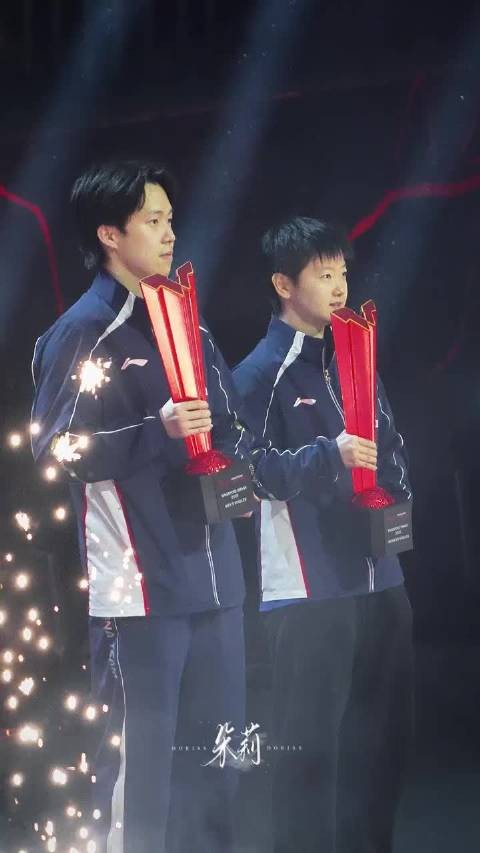 莎头幸福的冠军合照!莎还仔细了两眼头~一脸骄傲!