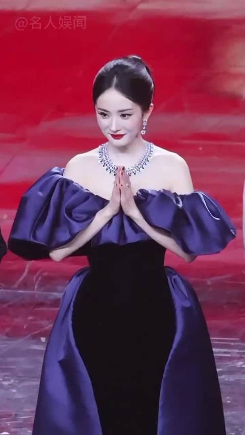 颁奖礼突发意外看临场反应,王一博霸气眼神杀,杨幂被踢裙肖战来解围