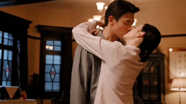 方穆静主动索吻瞿桦，两人终圆房