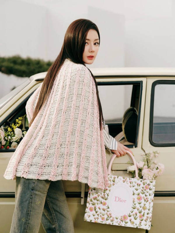 迪丽热巴转身回眸，复古灵动。