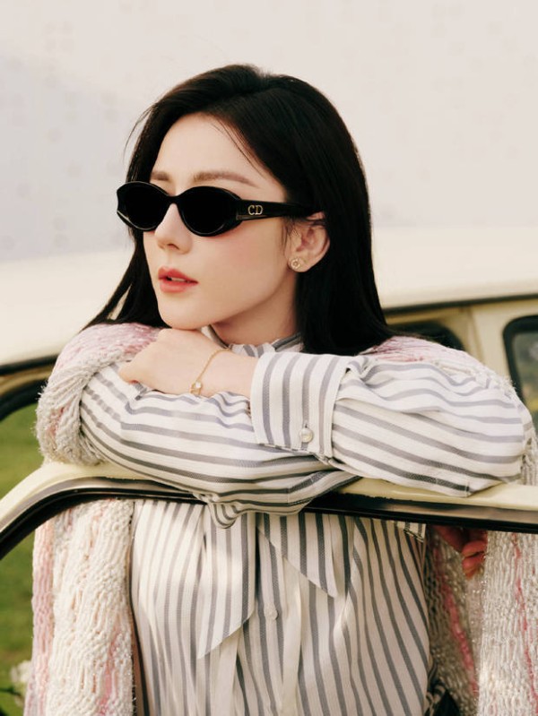 迪丽热巴倚在复古车旁，慵懒又精致。