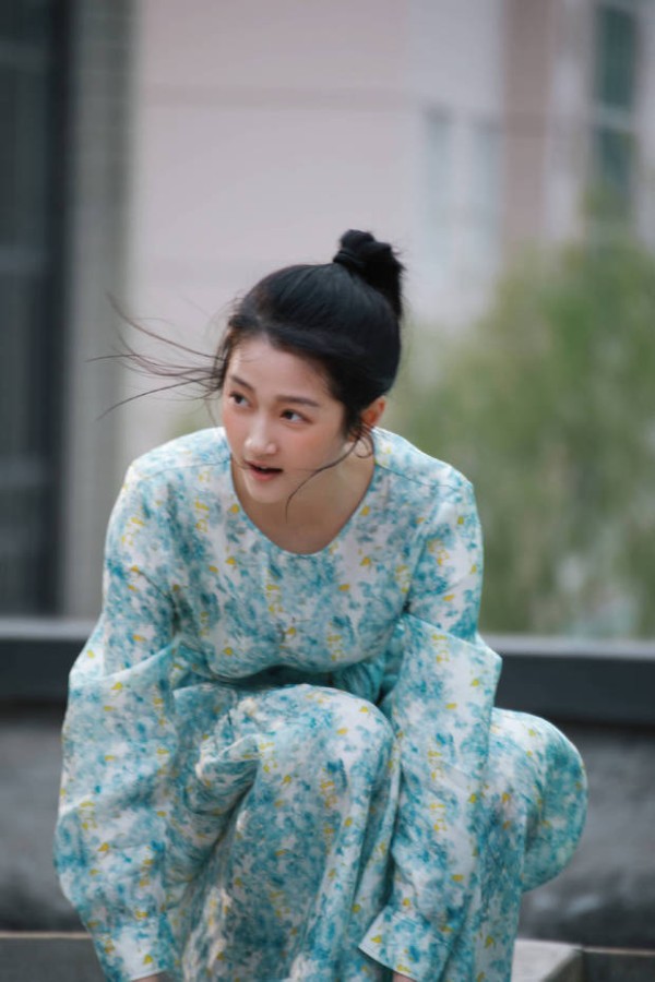 关晓彤发丝轻扬,俏皮少女感满满。