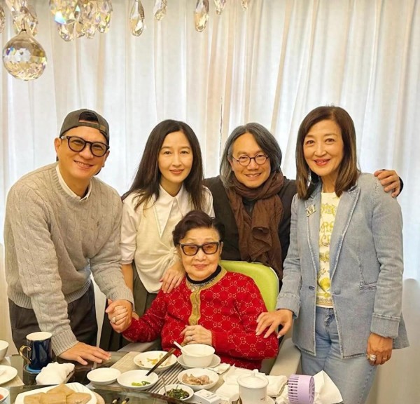 张家辉夫妇向前辈白雪仙拜年，61岁关咏荷打扮优雅，状态超显年轻