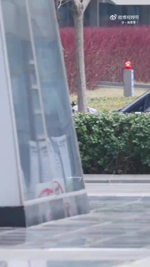 我滴妈……老王哥这个暗爽好帅好臭屁好喜欢 行走的荷尔蒙谁能懂！ cr.logo