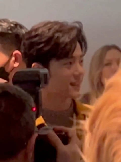 面对暴风雨般的闪光灯这个肖战就这样一直萌笑吧!