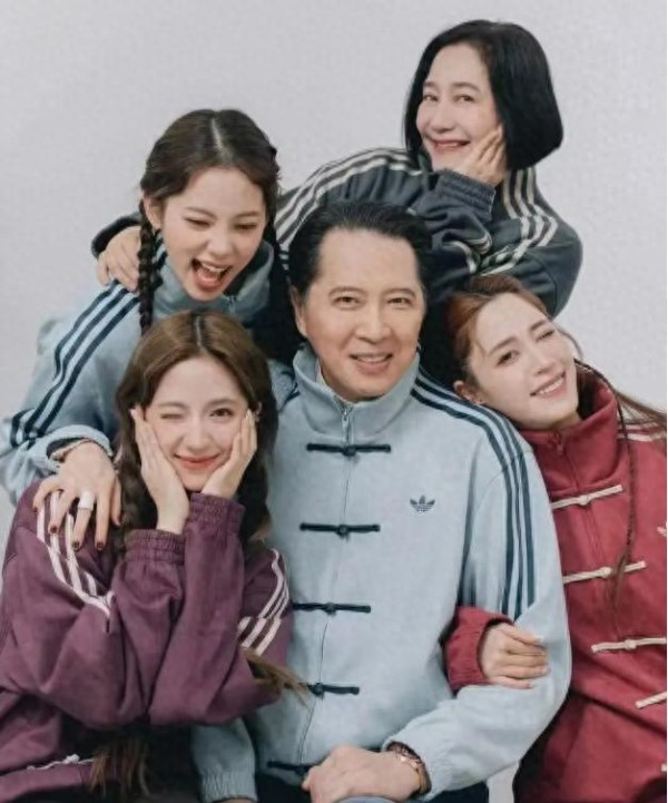 欧阳娜娜一家三代同堂，全家颜值在线，外甥超可爱！