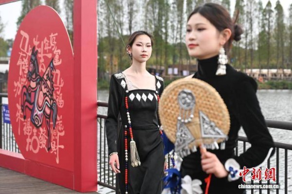 (新春见闻)云南非遗创新服饰秀演绎民族服饰时尚新表达