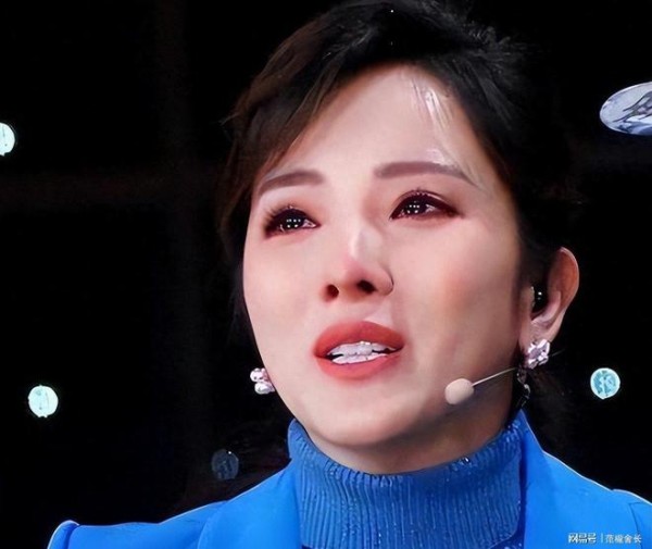 39岁李思思离开央视两年，商演小县城不摆架子