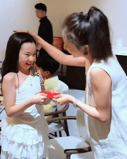 搜狐娱乐讯 3月1日,董璇女儿小酒窝分享春节VLOG视频,视频中,佟丽娅以干妈身份向小酒窝(本名高舒乔)发放压岁钱。