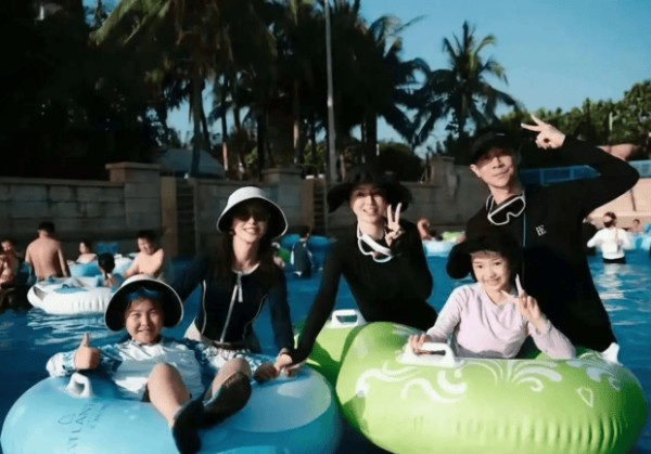 春节期间,董璇和佟丽娅一起带娃度假。