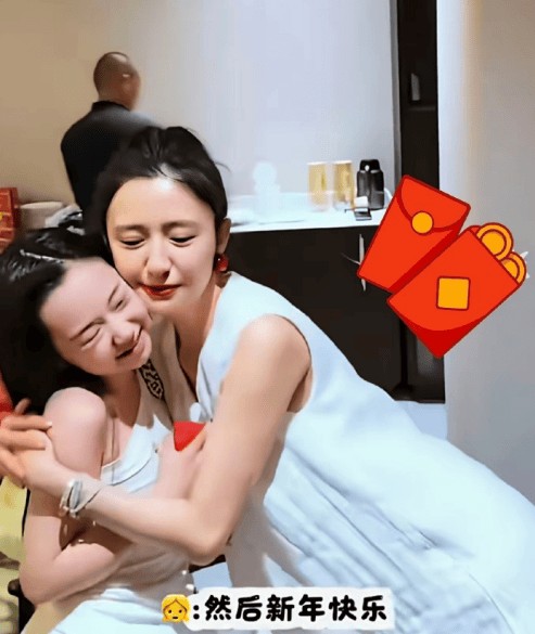 两人贴脸拥抱,画面温馨治愈。