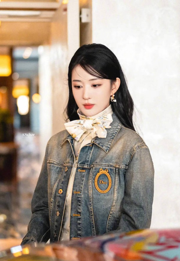 王楚然侧头凝视，眼神沉静，优雅文艺。