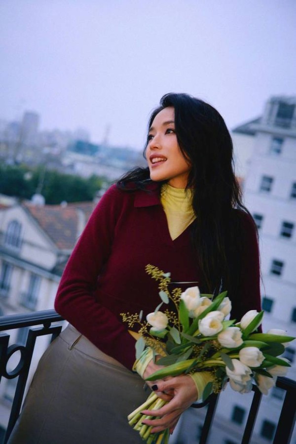 搜狐娱乐讯 近日,一组舒淇美图释出。图中,她身着酒红针织衫,手捧白色郁金香花束,在城市阳台侧头浅笑。