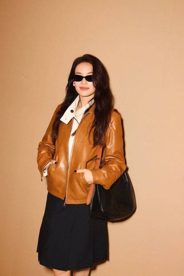 舒淇手插口袋,酷飒又干练的时尚气场。