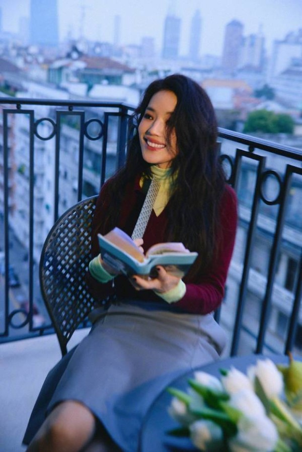 舒淇坐在阳台椅上,松弛文艺。