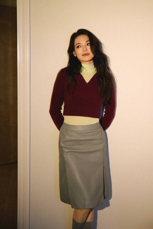 舒淇在暖光墙前侧头凝望,尽显温柔又复古的气质。