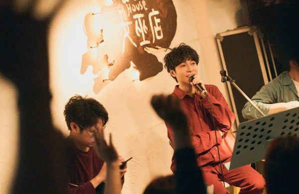 吴青峰演唱会暖心致敬方大同 深情喊话“我们都很想你”