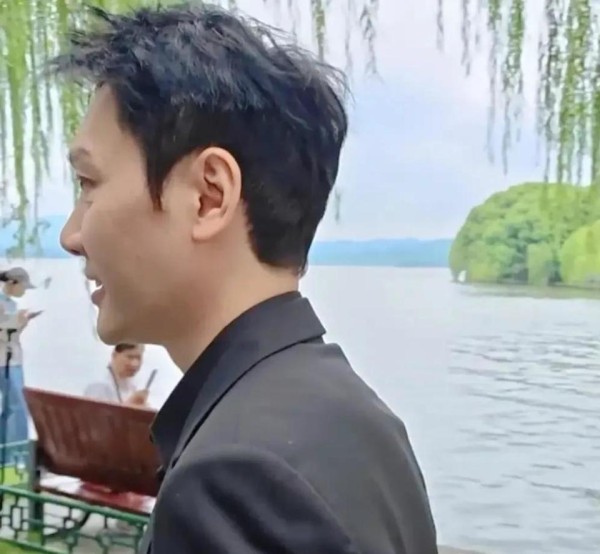 47岁冯绍峰在西湖边被偶遇,他穿着西装 面色红润,谦谦有礼似君子