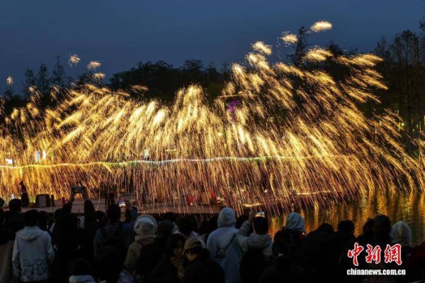 (新春见闻)湖北武汉:民众游园赏灯迎元宵