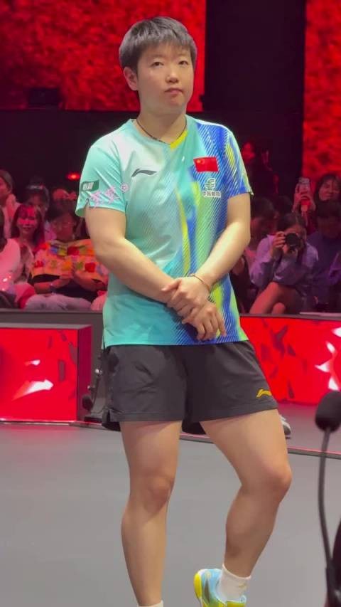 乖乖听翻译并给自己抓了个新发型,可爱的想大吃一口脸颊肉