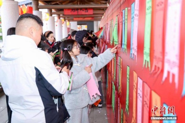 赏花灯、民俗踩街、逛市集:杭州花式庆元宵佳节