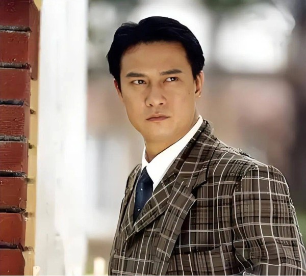 香港知名男星被指发福严重,曾因称赞周慧敏,被骂到离港发展